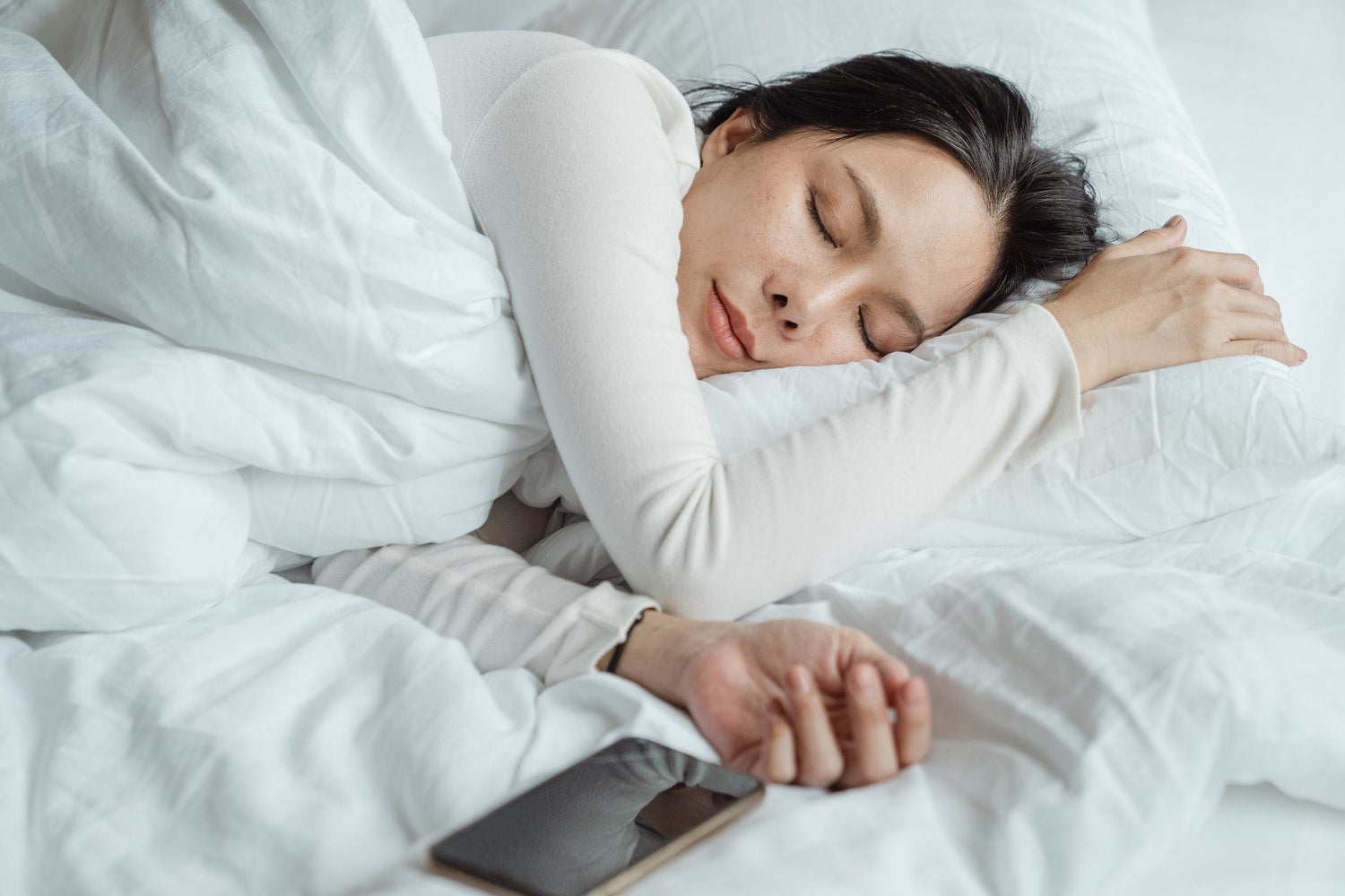 7 Helpful Tips To Stop Scrolling Before Bed | SONU Sleep
